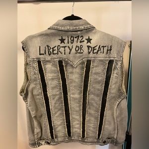 Buffalo Gray sleeveless jean jacket in great condition. Size US M